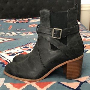 NWOT Sbicca black distressed ankle boots